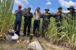 Các đơn vị làm lễ trước khi khai quật tìm kiếm hài cốt liệt sĩ. (Ảnh: Quốc Khánh)