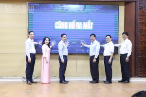Các đồng chí lãnh đạo Ủy ban nhân dân dân tỉnh Đắk Lắk và các sở, ngành ấn nút công bố ra mắt “Bản đồ số nông sản, sản phẩm OCOP, du lịch thôn buôn trên nền tảng số của tỉnh Đắk Lắk”.