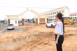 Một học sinh ở xã biên giới Ia Rvê mong ngóng được vào học tập trong ngôi trường phổ thông nội trú tiểu học và trung học cơ sở.