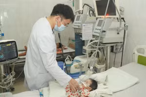 Bệnh nhi là H.T.T.A.N được chăm sóc sau khi gắp thành công đinh vít dài khoảng 4cm mắc trong đường thở. (Ảnh: QUANG NHẬT)