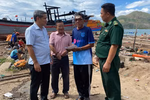 Đại diện Đồn Biên phòng Xuân Hòa và Ủy ban Mặt trận Tổ quốc xã Xuân Cảnh trao quà hỗ trợ gia đình ông Beng. (Ảnh: Ngũ Tố)