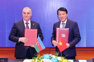 Đại tướng Lương Tam Quang, Bộ trưởng Công an và Giám đốc An ninh quốc gia Azerbaijan Ali Nagiyev ký kết Thỏa thuận hợp tác trong lĩnh vực an ninh giữa hai Bộ. (Ảnh: TTXVN)