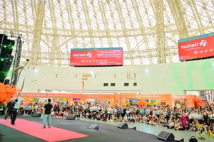 Không chỉ mua sắm, đến với Hội chợ Mùa thu 2025 người dân còn có thể xem nhiều hoạt động văn hóa giải trí như biểu diễn võ thuật, xiếc, ảo thuật, ca múa nhạc… được diễn ra liên tục.
