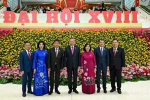 Tổng Bí thư Tô Lâm cùng các đồng chí lãnh đạo Đảng Nhà nước với lãnh đạo thành phố Hà Nội.