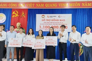 Đại diện Quỹ Khởi sự từ tâm và Tập đoàn Kim Oanh trao kinh phí hỗ trợ khắc phục hậu quả bão số 10 tại Quảng Trị.