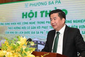 Đồng chí Tô Ngọc Liên, Chủ tịch phường Sa Pa trình bày báo cáo tại hội thảo.