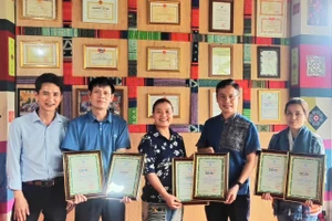 Công ty trách nhiệm hữu hạn Sản xuất và Thương mại Dịch vụ Thổ cẩm Việt Nam có 6 sản phẩm thổ cẩm được công nhận đạt chuẩn OCOP 3 sao.