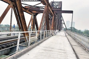 Nhiều đoạn mặt cầu được trải bê-tông cốt thép nhằm tăng tính chịu lực.