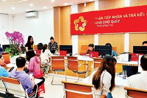 Người dân làm thủ tục hành chính tại Trung tâm Phục vụ hành chính công phường Chợ Quán. (Ảnh CTV)