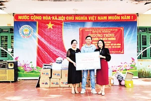 Thầy Phạm Đức Phước trao các phần quà cho đại diện Trường phổ thông dân tộc bán trú tiểu học và trung học cơ sở Trà Thủy.