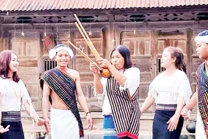 Nghệ nhân người Chu Ru truyền dạy cách thổi kèn bầu cho lớp trẻ.