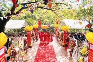 Một giá hầu đồng của phường hát văn tại Liên hoan diễn xướng hầu Thánh ở đền Sinh.