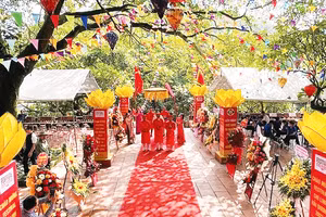 Một giá hầu đồng của phường hát văn tại Liên hoan diễn xướng hầu Thánh ở đền Sinh.