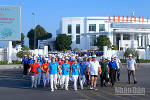 Lãnh đạo tỉnh Cà Mau cùng các đại biểu tham dự đi bộ lan tỏa mạnh mẽ thông điệp rèn luyện thân thể theo gương Bác Hồ sau lễ phát động.
