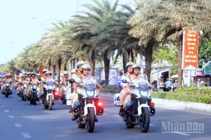 Cảnh sát giao thông Công an tỉnh Cà Mau diễu hành ngay cao điểm trên đường ngay sau lễ phát động bảo đảm an ninh trật tự dịp Tết Nguyên đán Bính Ngọ 2026.