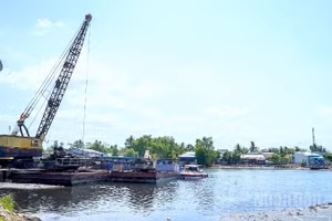 Thiết bị chuyên dụng tập kết tại vị trí xây cầu Nguyễn Đình Chiểu bắc ngang sông Gành Hào tại lễ khởi công.