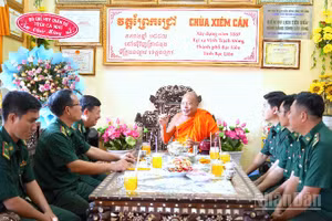 Bộ đội Biên phòng Cà Mau ân cần thăm hỏi, chúc mừng Tết truyền thống Chôl Chnăm Thmây đến Hòa thượng và các sư tại chùa Xiêm Cán.