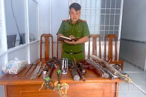 Công an xã Quách Phẩm (tỉnh Cà Mau) tiến hành kiểm tra, phân loại các loại vũ khí, công cụ hỗ trợ nhận giao nộp từ người dân.