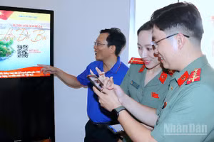 Đại úy Lâm Thảo Duy (đứng giữa) tham mưu xây dựng và lan tỏa công trình số hóa Khu di tích quốc gia Hòn Đá Bạc, tỉnh Cà Mau.