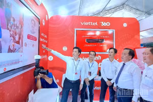 Phó Bí thư Thường trực Tỉnh ủy Cà Mau Huỳnh Quốc Việt (thứ 2 từ phải qua) tham quan gian hàng trưng bày thành tựu chuyển đổi số tại Cà Mau.