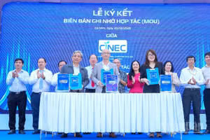 Ký kết hợp tác về Khoa học-Công nghệ giữa Trung tâm CiNEC Cà Mau với đối tác trước sự chứng kiến của lãnh đạo tỉnh.