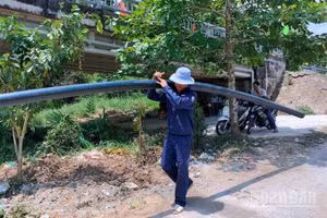 Đội ngũ thi công của Trung tâm Nước sạch và Vệ sinh môi trường nông thôn tỉnh Cà Mau tiến hành đi đường ống nước đấu nối từ khu vực giáp ranh tỉnh An Giang.