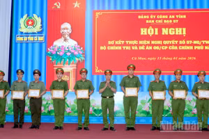 Đại diện lãnh đạo Công an tỉnh Cà Mau (đứng giữa) trao giấy khen cho lực lượng Tham mưu tại Hội nghị sơ kết thực hiện Nghị quyết số 57 của Bộ Chính trị và Đề án số 06 của Chính phủ.