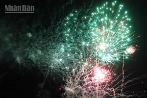 Bắn pháo hoa đêm Giao thừa đón Tết Nguyên đán Ất Tỵ 2025 tại phường Buôn Ma Thuột.