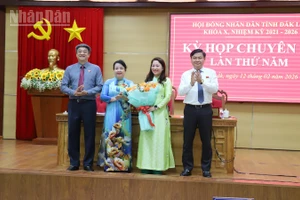 Các đồng chí lãnh đạo Hội đồng nhân dân tỉnh Đắk Lắk tặng hoa chúc mừng tân Phó Chủ tịch Hội đồng nhân dân tỉnh Đắk Lắk khóa X, nhiệm kỳ 2021-2026 Phúc Bình Niê Kdăm.