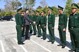 Chủ tịch Ủy ban nhân dân tỉnh Đắk Lắk Tạ Anh Tuấn đến thăm và chúc Tết Đồn Biên phòng Ia Rvê.