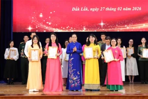 Đồng chí Huỳnh Thị Chiến Hòa, Phó Bí thư Tỉnh ủy Đắk Lắk, Trưởng Ban Tổ chức trao giải A cho các tác giả và nhóm tác giả đoạt giải.