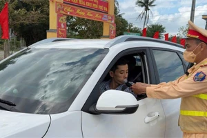 Lực lượng Cảnh sát giao thông, Công an tỉnh Đắk Lắk kiểm tra nồng độ cồn người điều khiển ô tô trong dịp Tết Nguyên đán Bính Ngọ 2026.