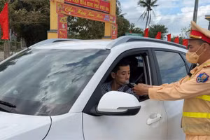 Lực lượng Cảnh sát giao thông, Công an tỉnh Đắk Lắk kiểm tra nồng độ cồn người điều khiển ô tô trong dịp Tết Nguyên đán Bính Ngọ 2026.