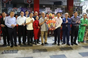 Bí thư Tỉnh ủy Đắk Lắk Lương Nguyễn Minh Triết và đoàn công tác tặng quà cho Công ty cổ phần Môi trường và Đô thị Đắk Lắk và các công nhân.