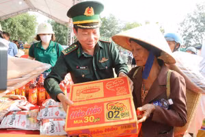 Đại tá Đỗ Quang Thấm, Chính ủy Ban Chỉ huy Bộ đội Biên phòng tỉnh Đắk Lắk trao tặng quà cho gia đình khó khăn ở xã Buôn Đôn.