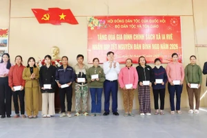 Phó Chủ tịch Thường trực Hội đồng Dân tộc của Quốc hội Hoàng Duy Chinh tặng quà cho các gia đình có hoàn cảnh khó khăn sinh sống trên địa bàn xã Ia Rvê. (Ảnh: Djuang Niê).