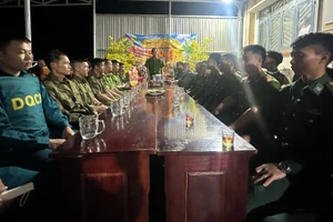 Trung tá Nguyễn Quốc Hoan, Trưởng Công an xã quán triệt nhiệm vụ phối hợp tuần tra.