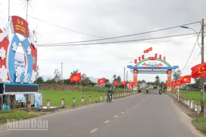 Tuyến đường chính dẫn vào vùng rốn lũ xã Hòa Thịnh tràn ngập cờ Đảng, cờ Tổ quốc mừng Đảng, mừng Xuân Bính Ngọ 2026.