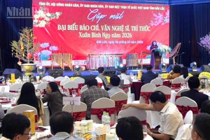 Phó Bí thư Thường trực Tỉnh ủy, Chủ tịch Hội đồng nhân dân tỉnh Đắk Lắk Cao Thị Hòa An phát biểu tại buổi gặp mặt.