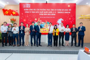 Bí thư Tỉnh ủy Đắk Lắk Lương Nguyễn Minh Triết và đoàn công tác tặng quà cho Simexco Daklak.