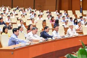 Đại biểu Quốc hội bấm nút thông qua Nghị quyết sửa đổi, bổ sung một số điều của Hiến pháp. (Ảnh: DUY LINH) 