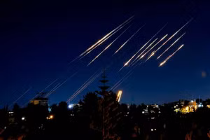 Tên lửa Iran trên bầu trời Israel.
