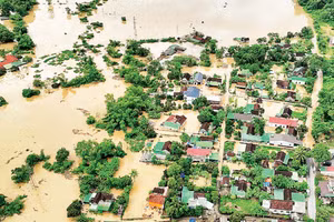 Thành phố Hà Nội hỗ trợ tỉnh Nghệ An 5 tỷ đồng để khắc phục hậu quả mưa lũ. (Ảnh: TRUNG HIẾU-ĐÌNH PHƯỢNG)