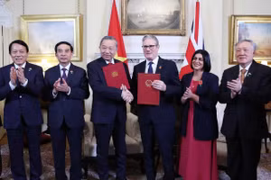 Tổng Bí thư Tô Lâm và Thủ tướng Anh Keir Starmer trao Tuyên bố chung về nâng cấp quan hệ Việt Nam-Anh lên Đối tác chiến lược toàn diện. (Ảnh: THỐNG NHẤT/TTXVN)