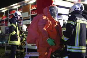 Nhân viên cứu hộ khắc phục sự cố tràn dầu gần Gramzow/Zehnebeck. Nguồn: X