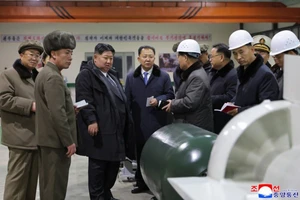 Nhà lãnh đạo Triều Tiên thăm một đơn vị sản xuất vũ khí (Ảnh: KCNA)
