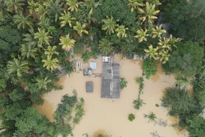 Cảnh ngập lụt sau những trận mưa lớn tại Kelaniya, Sri Lanka. Ảnh: THX/TTXVN