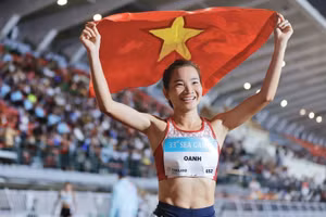 Niềm vui của Nguyễn Thị Oanh sau khi giành huy chương vàng nội dung chạy 5000m nữ, lập kỷ lục 5 lần liên tiếp giành "ngôi vương" ở nội dung này tại các kỳ SEA Games. Ảnh: TTXVN