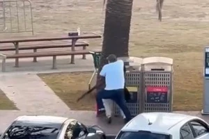 Một người dân dũng cảm lao vào đoạt súng của hung thủ (Ảnh: X)