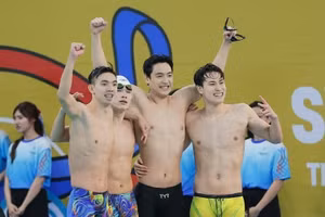 4 VĐV Nguyễn Viết Tường, Nguyễn Huy Hoàng, Trần Văn Nguyễn Quốc, Trần Hưng Nguyên giành HCV nội dung bơi 4x200 m tự do nam. Ảnh: TTXVN